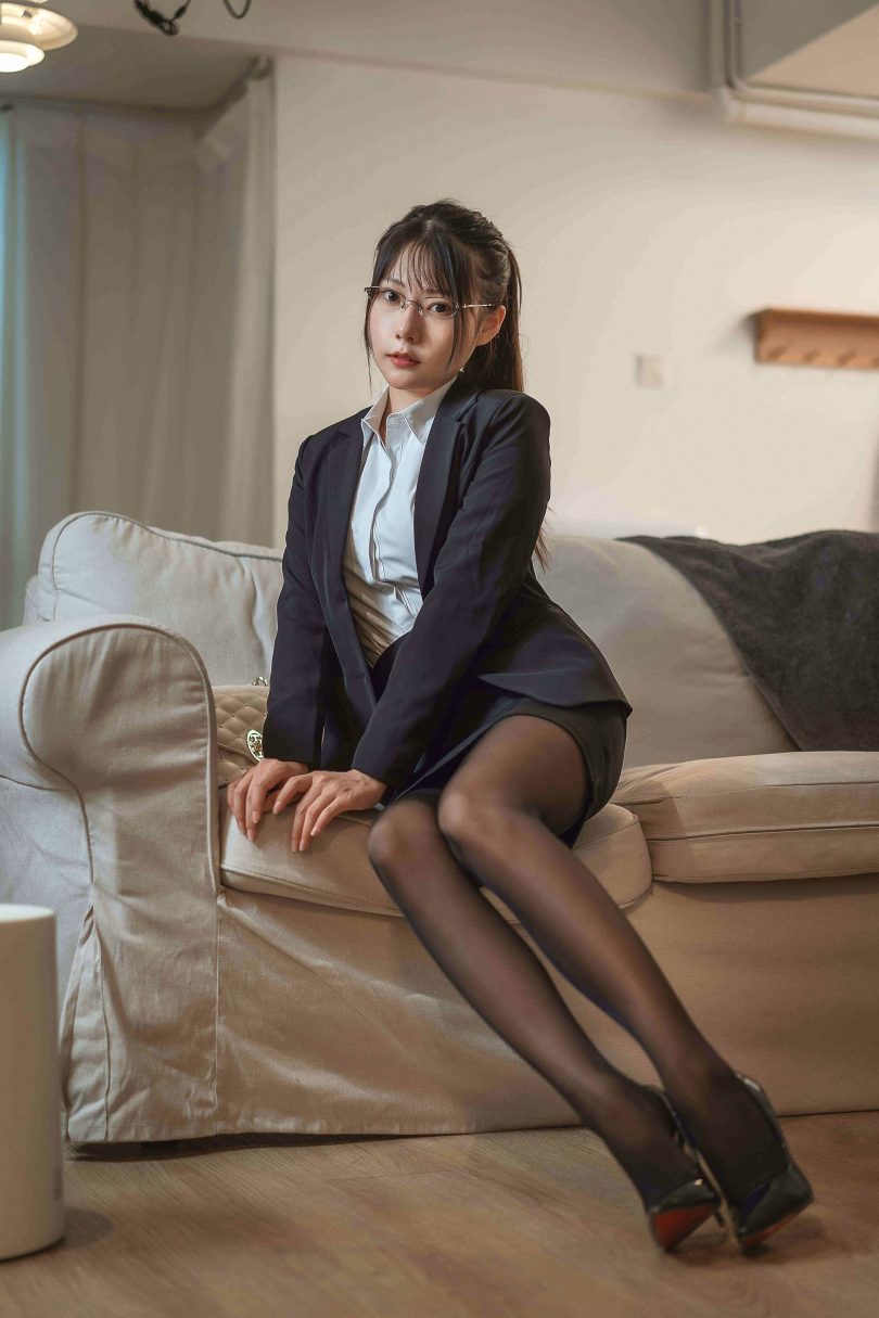 香草喵露露OL cos系列 | 香草喵露露_OL制服·丝袜西装诱惑cos作品 [25P-295MB]