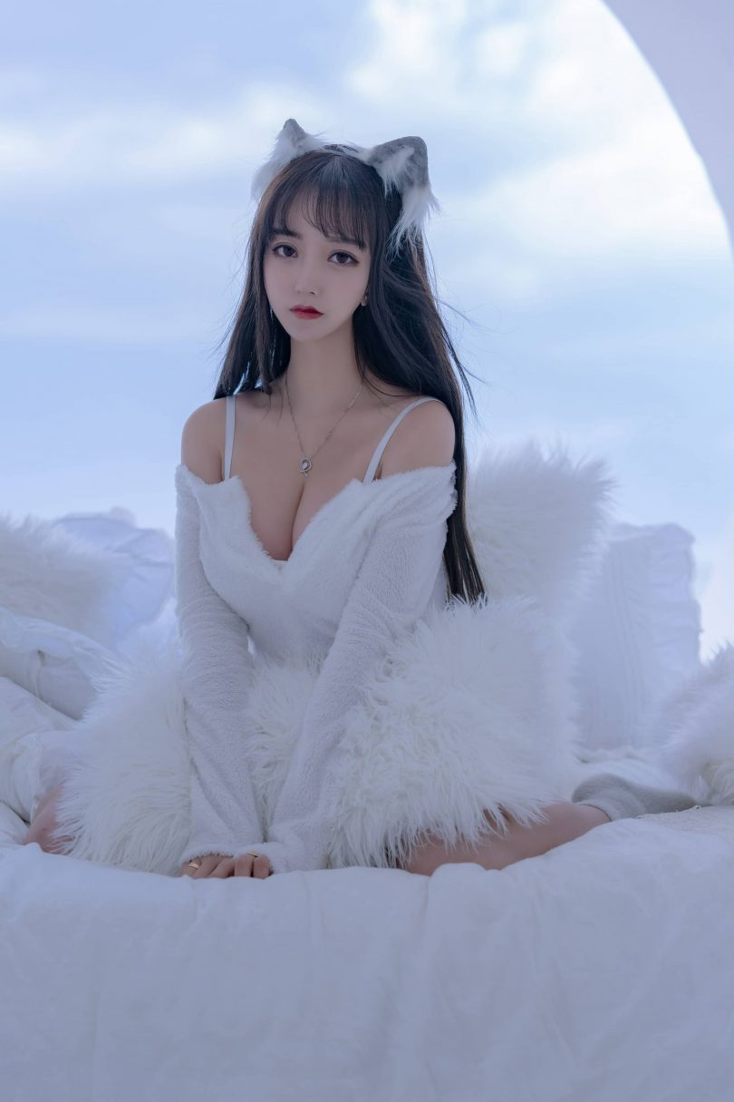 过期米线线喵cos小狼 | 过期米线线喵_小狼·白毛衣cos作品 [56P-79MB]