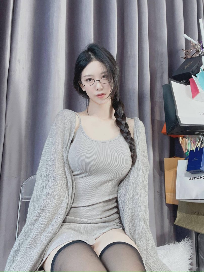 抖娘-利世cos宅女 | 抖娘利世_吊带裙·毛衣+丝袜cos作品 [40P-145MB]