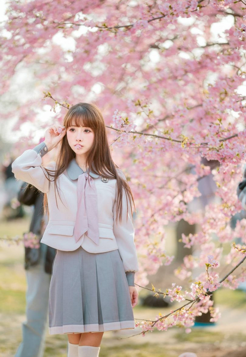 紫氯氯cos JK少女 | 紫氯氯_樱花下的JK少女cos作品 [18P-76MB]