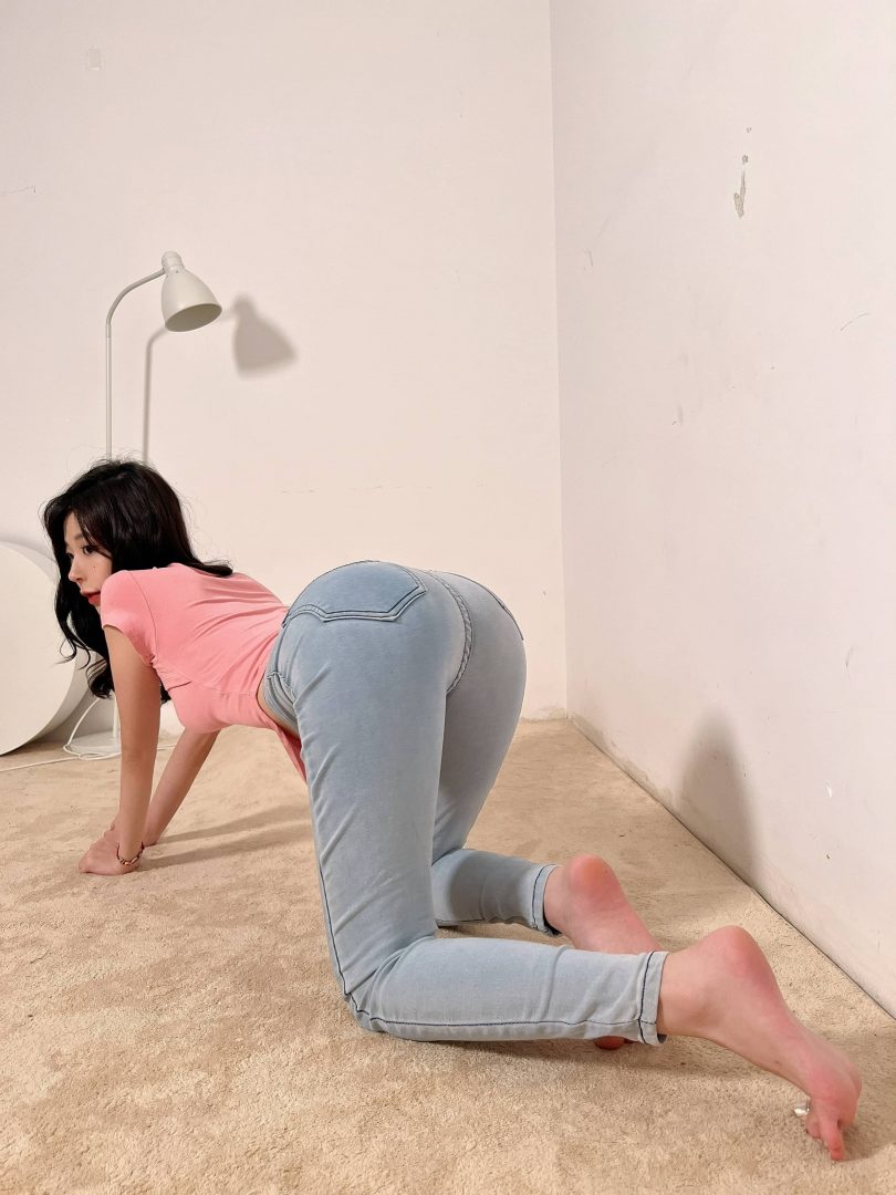 陈妮妮UNI cos作品 | 陈妮妮UNI_牛仔短裤外的身材cos图集 [11P-49MB]