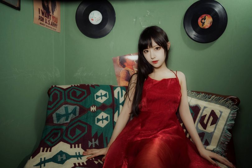 Shika小鹿鹿cos_Rose系列 | Shika小鹿鹿_Rose·红色吊带裙cos作品 [8P-72MB]