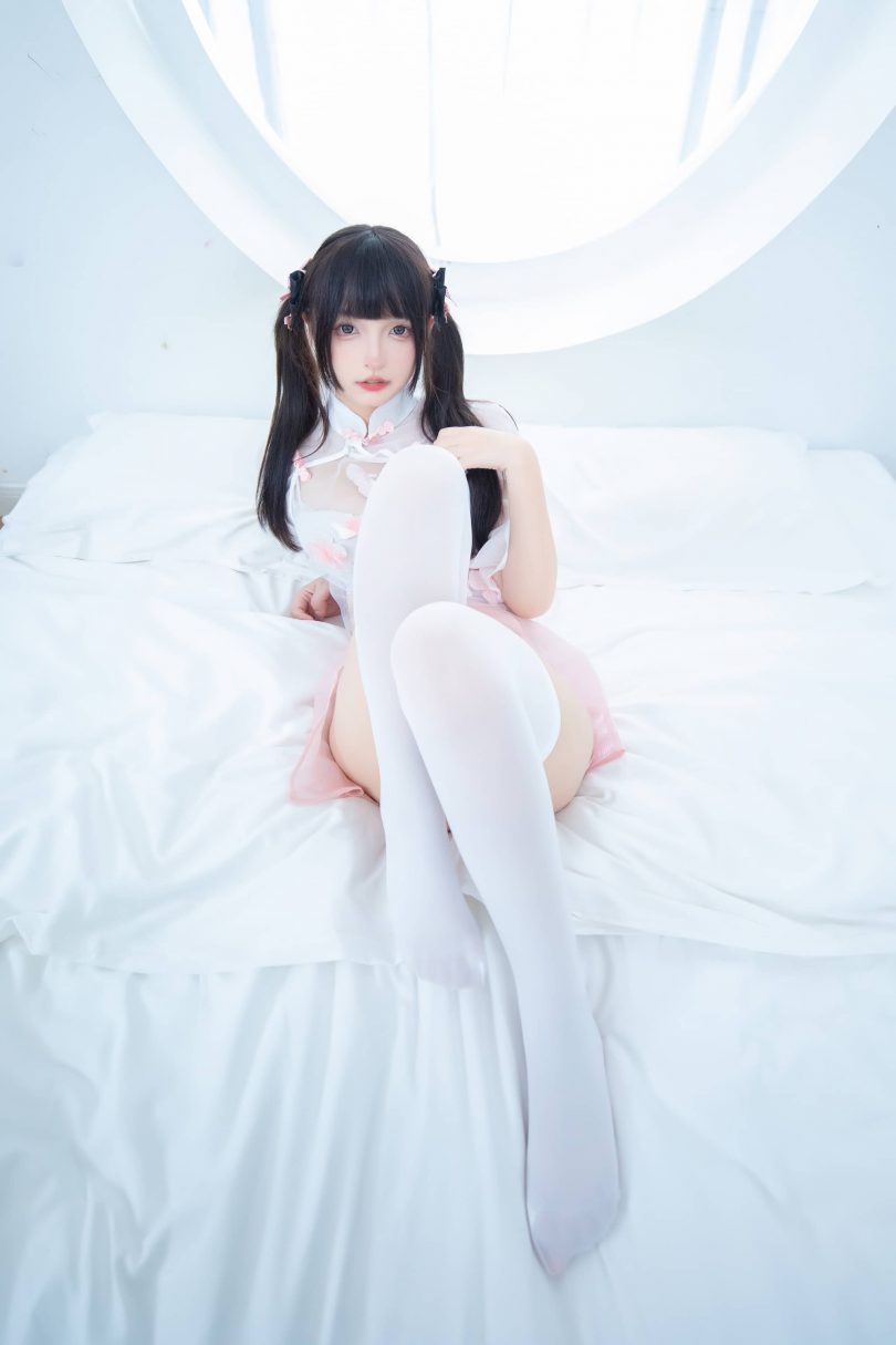 神楽坂真冬cos_蜜桃雪糕 | 神楽坂真冬_蜜桃雪糕·白色丝袜cos [75P2V-424MB]