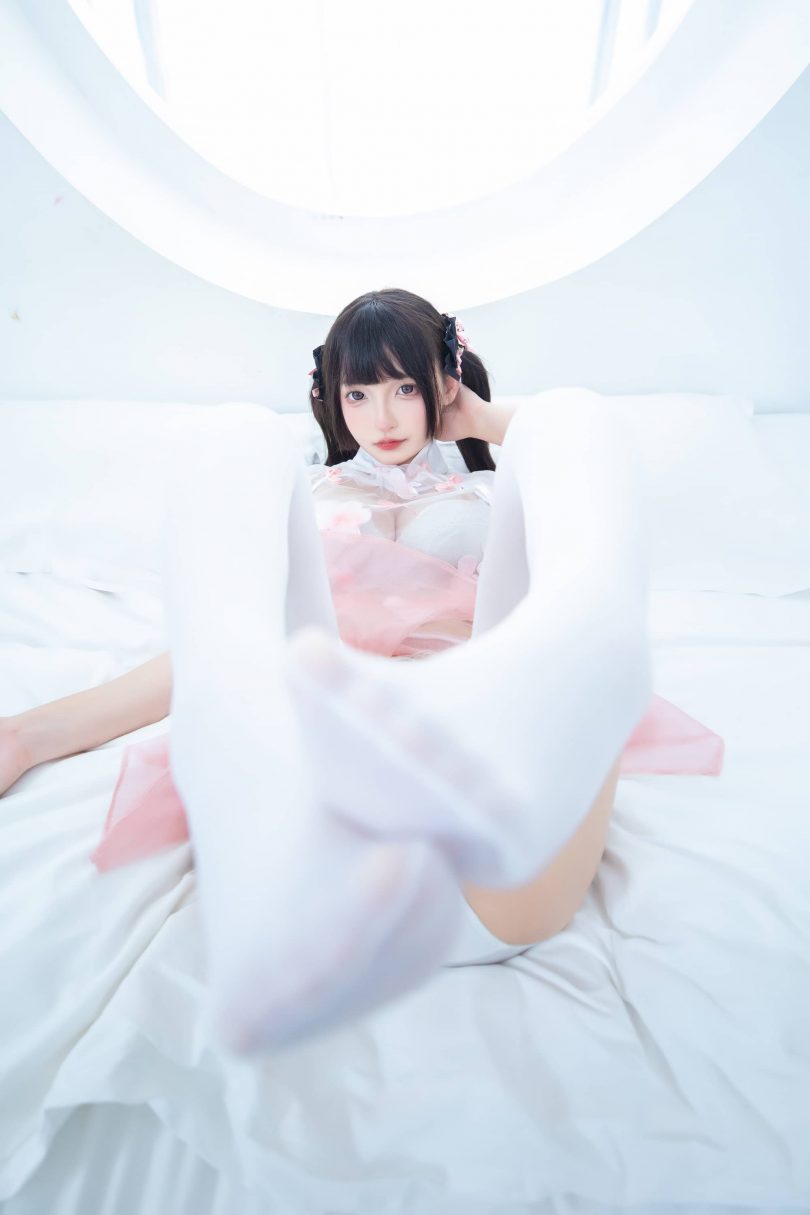 神楽坂真冬cos_蜜桃雪糕 | 神楽坂真冬_蜜桃雪糕·白色丝袜cos [75P2V-424MB]