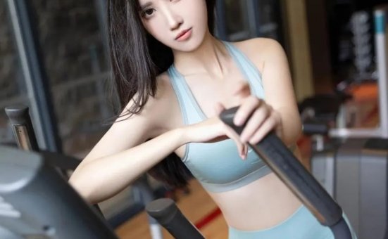 美女模特章芃芃灰色运动瑜伽服曼妙身姿写真