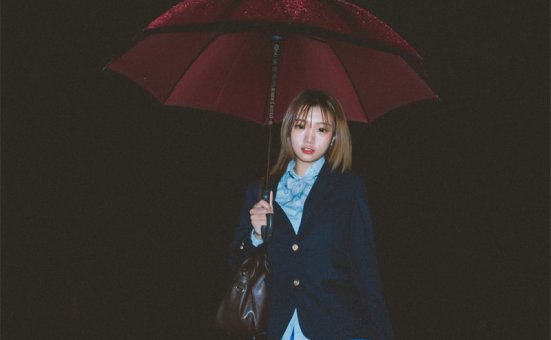 柒柒要乖哦最新图片鉴赏 在雨中撑伞的乐观女孩