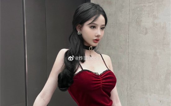 炸蛋boom红丝绒礼服，特工女神展现独特魅力