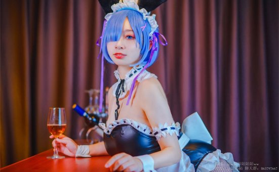 韶陌陌重现经典雷姆,美貌与可爱并存的调酒师