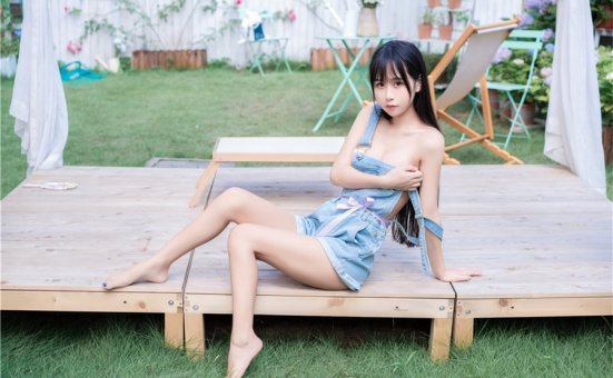 萌芽儿的背带裤造型，感受夏日的美好时光