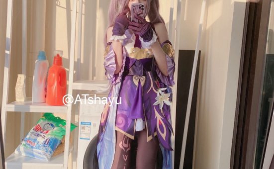 AT鲨小姐姐cos《刻晴》太可爱啦！在自家阳台上的造型让人心动不已！