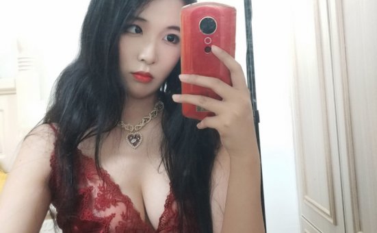 自拍达人轩萧学姐，《酒红色睡衣》自然美勾勒出别样韵味！