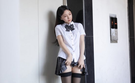 鱼子酱Fish破碎衬衫,展示曼妙身姿