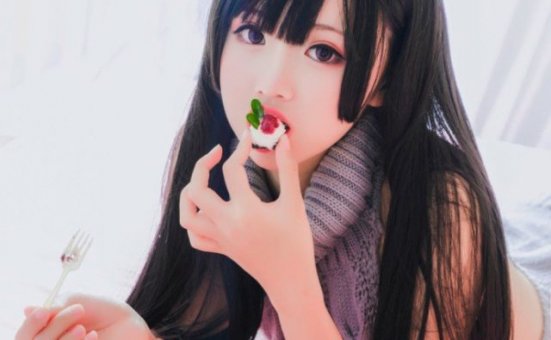 一组来自coser@面饼仙儿的“挑逗性”毛衣cosplay照片