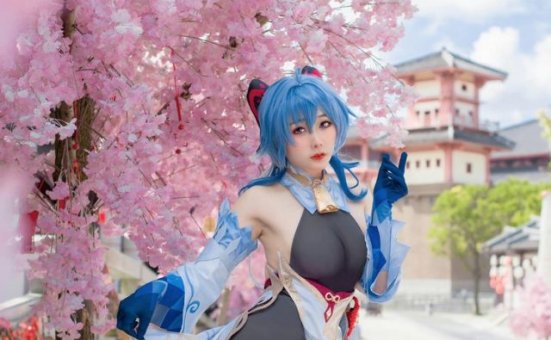 女coser@miidoo酱在游戏《原神Impact》中的甘雨COSPLAY