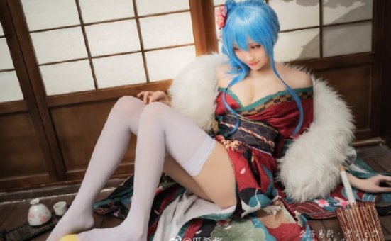 瓜希酱cos《碧蓝航线》圣路易斯，展现“雪下之饮”的漂亮与迷人