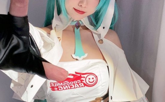 大大卷卷小卷cos“Racing Miku 2023”初音未来，速度与可爱的交错