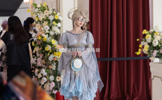 阿包也是兔娘cos《第五人格》艾玛·伍兹，演绎美丽可爱的园丁