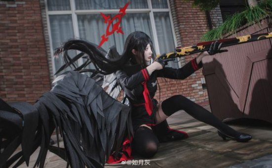 如月灰cos《蔚蓝档案》 羽川莲见,性感裙摆舞动古典街角