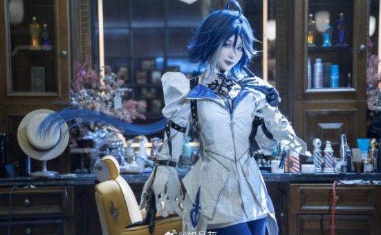 如月灰cos《无期迷途》阿黛拉,美到心跳加速的绝美魅力