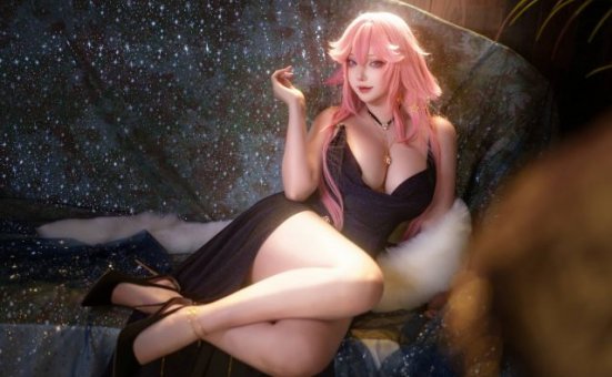 性感魅力的演绎:菌烨tako的“礼服版”八重神子COSPLAY