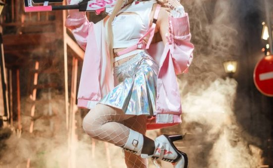 蜜汁猫裘《妮姬》毒蛇COS，完美再现火力型角色的魅力