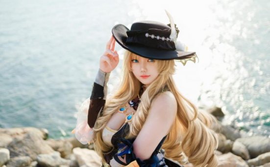 风中绽放的娜维娅:coser 格蕾丝化身性感漂亮的刺玫会长