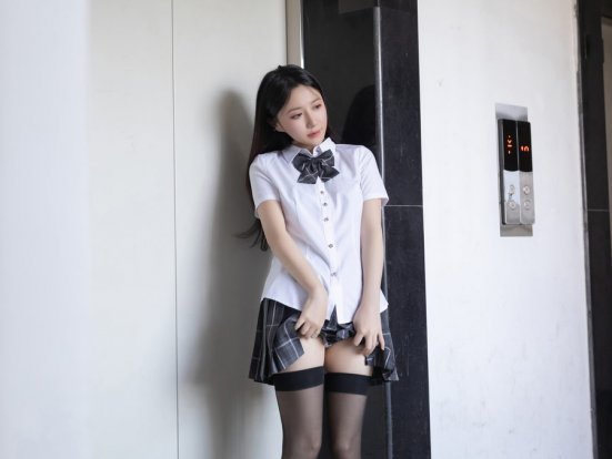 鱼子酱Fish破碎衬衫,展示曼妙身姿